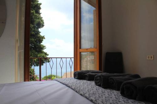 マリーナ・ディ・アンドーラにあるCONCA VERDE Appartamento sul mareのベッドルーム1室(ベッド1台、大きな窓付)