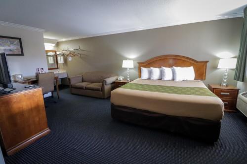 University Inn & Suites tesisinde bir odada yatak veya yataklar