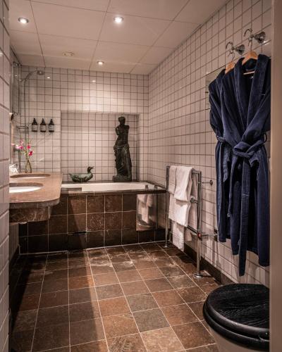 Victory Hotel Image