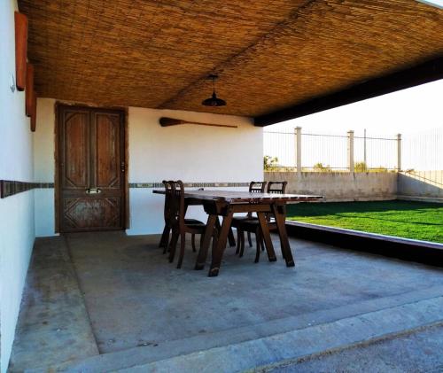 Vila Triana I Lea- Loft Rural في سانت كارليس دي لا رابيتا: طاولة وكراسي خشبية على الفناء