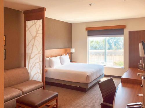 ein Hotelzimmer mit einem Bett und einem Fenster in der Unterkunft Hyatt Place Houston- Northwest/Cy-Fair in Houston