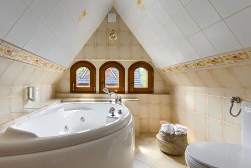 y baño con bañera y aseo. en Willa Hiacynta, en Zakopane