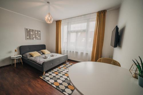 ein Wohnzimmer mit einem Sofa und einem Tisch in der Unterkunft Cozy studio, 400m from the square in Pilsen