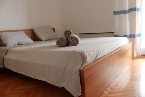 un letto con due asciugamani sopra di Sobe Dejan a Zara (Zadar)