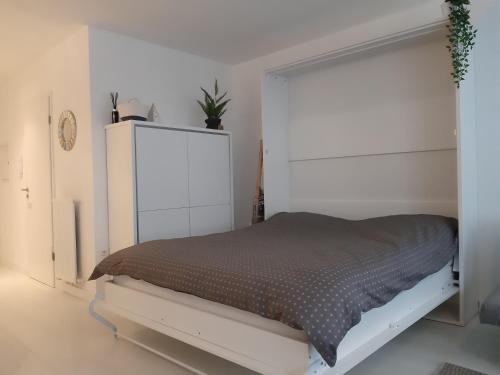 
A bed or beds in a room at Sfeervol, luxe appartement Knokke
