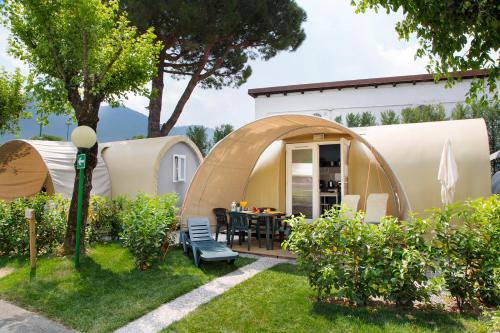 a home with a dome tent in the yard at Camping Del Sole Village in Iseo