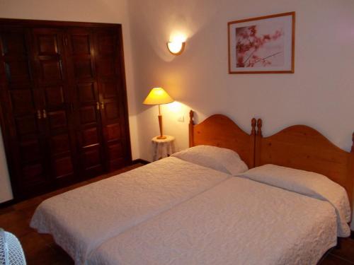 Un dormitorio con dos camas y una lámpara. en Exclusively located Golf Villa with heated pool, en San Miguel de Abona