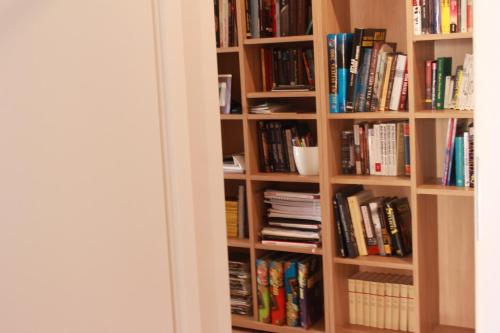 una estantería llena de muchos libros en Crabhouse Rooms, en Zadar
