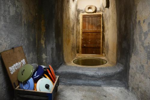a room with a window and a box ofools at Casina Colosso - relais&more - in Nardò