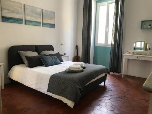 une chambre avec un lit avec des draps blancs et une fenêtre dans l'établissement Charming Apartment in the Heart of Ajaccio, à Ajaccio