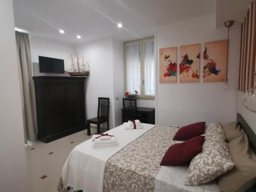 卡斯特拉玛雷帝斯达比亚Le Stanze di Eli e Giò的一间卧室，床上有红色枕头