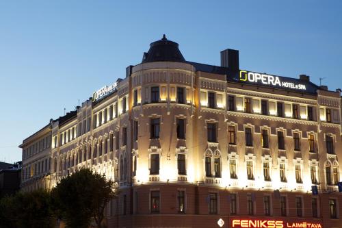 um grande edifício com uma placa em cima em Opera Hotel em Riga