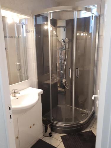 une salle de bain avec douche et lavabo dans l'établissement Studio Balaruc les Bains, vue sur l'étang de Thau classement 2 étoiles, à Balaruc-les-Bains