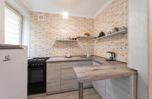 cocina con fregadero y fogones en Однокомнатная квартира с евро ремонтом,в тихом дворике., en Kiev