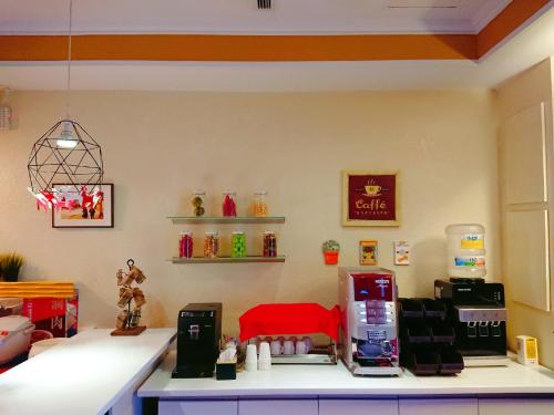 a kitchen with a counter with a appliance on it at 高第商旅 Gaudi Hotel in Kaohsiung