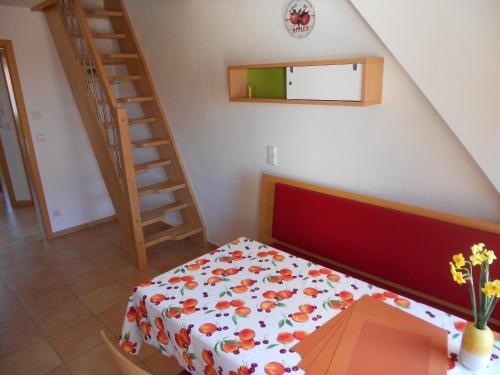 Dormitorio pequeño con cama con cabecero rojo en Pilgerhof Keller, en Friedrichshafen