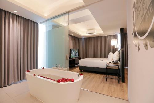 Postel nebo postele na pokoji v ubytování Luminor Hotel Purwokerto By WH