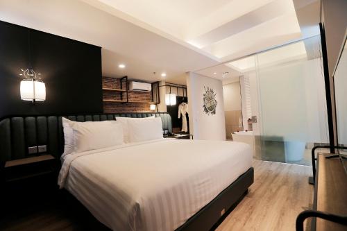 Postel nebo postele na pokoji v ubytování Luminor Hotel Purwokerto By WH