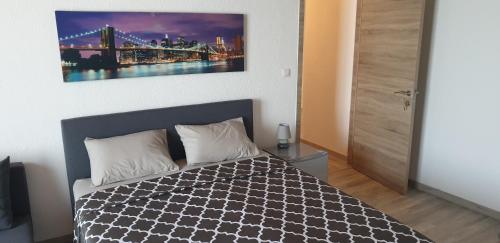 een slaapkamer met een bed met een schilderij aan de muur bij A Casa Mia in Waver