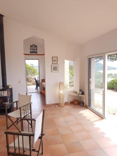 Il comprend un salon doté d'une table et de chaises. dans l'établissement Maison sur Palombaggia, à Porto-Vecchio