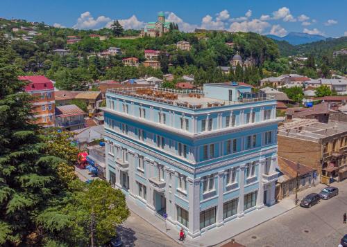 eine Aussicht auf ein Gebäude in einer Stadt in der Unterkunft Newport Hotel Kutaisi in Kutaissi