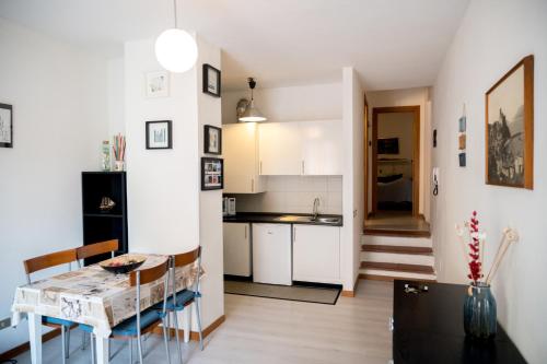 een keuken en een woonkamer met een tafel en stoelen bij 5 Terre in Lerici