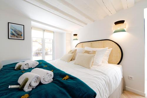 1 dormitorio con 1 cama grande y toallas. en Luxury home in PARIS - Musée du Louvre, en París