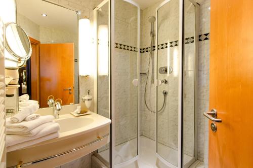 Ett badrum på Hotel Gasthof Hecht