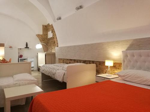 ein Hotelzimmer mit 2 Betten und einer roten Decke in der Unterkunft Borgoantico Apartment in Bari