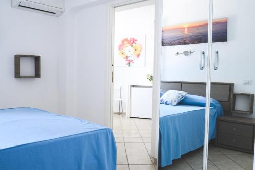 una camera da letto con un letto e una porta scorrevole in vetro di Ai due leoni a Capri
