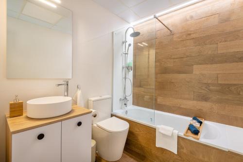 La salle de bains est pourvue d'un lavabo, de toilettes et d'une baignoire. dans l'établissement Santa Pola Apartments, à Santa Pola