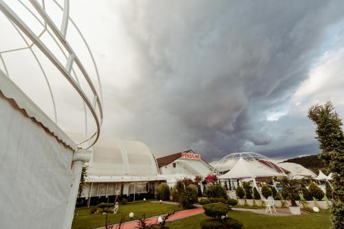 a view of a building with a cloudy sky at Juliana Platinum Brad in Brad