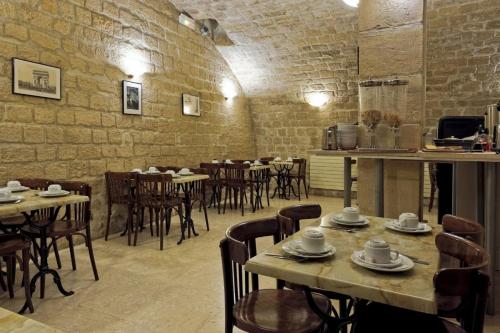 En restaurant eller et andet spisested på Hotel Americain