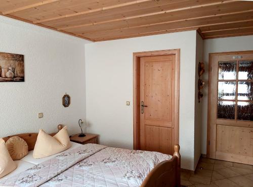 1 dormitorio con cama y techo de madera en Gasthof und Eiscafe Frank, en Leimbach