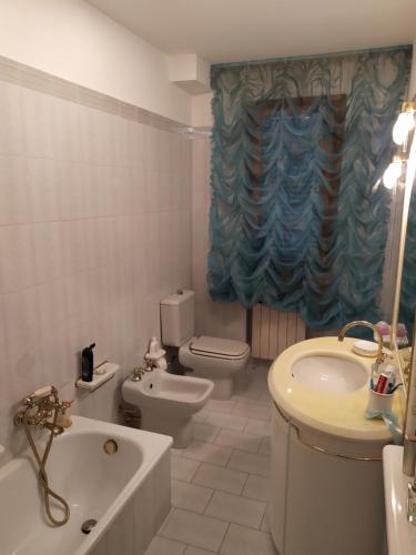 uma casa de banho com uma banheira, um WC e um lavatório. em Casa Chiantishire em Montespertoli