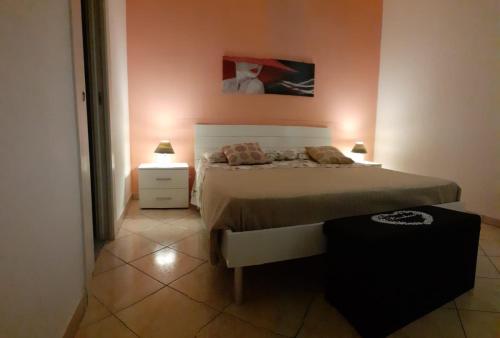 una camera con un letto in una stanza con pareti rosa di Mirage B&B ad Alezio