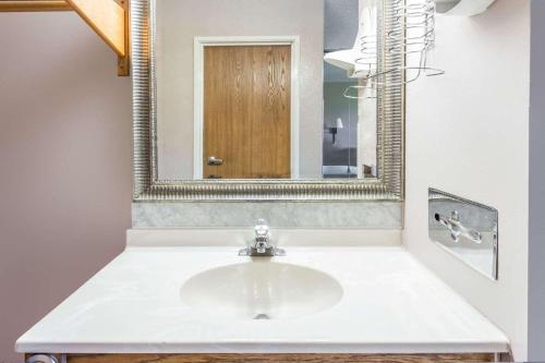 Ванная комната в Super 8 by Wyndham Joliet I-55 N/Chicago