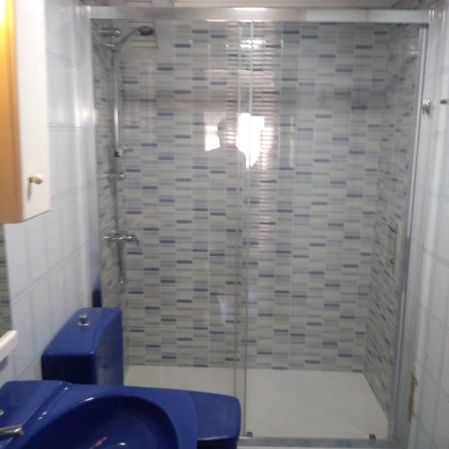 ポルトノボにあるPiso Ubalda Entresueloのバスルーム(シャワー、青いシンク付)