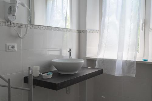 La salle de bains est pourvue d'un lavabo et d'une fenêtre. dans l'établissement Amare Sirolo, à Sirolo
