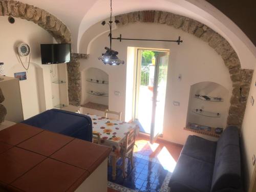 un salon avec un canapé bleu et une table dans l'établissement Appartamento Residence Costa D'Amalfi, à Minori