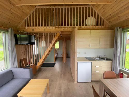 una cocina y sala de estar de una casa pequeña en Hörgsland Cottages, en Hörgsland