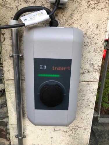 a video game system hooked up to a wall at Parkhotel Plauen in Plauen