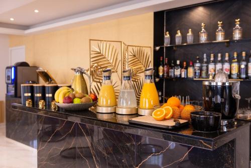 un bar avec un bouquet de fruits sur un comptoir dans l'établissement The Originals City, Hôtel Rennes Sud, à Chantepie