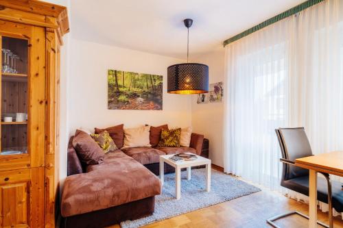 ein Wohnzimmer mit Sofa und Tisch in der Unterkunft Wurmberg Baude 1 in Braunlage