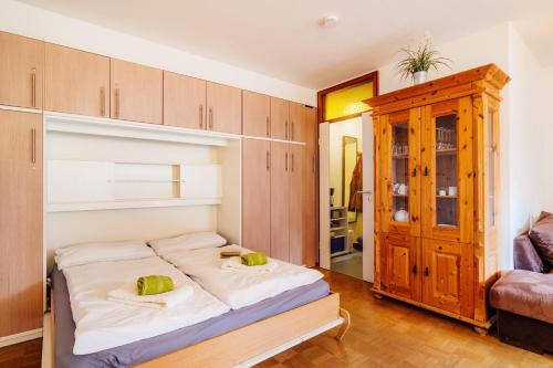ブラウンラーゲにあるWurmberg Baude 1のベッドルーム1室(ベッド1台付)、木製キャビネットが備わります。