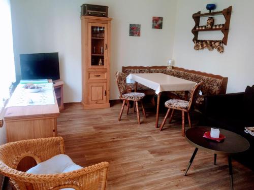 ein Wohnzimmer mit einem Tisch und Stühlen in der Unterkunft Fewo Radebeul Altkötzschenbroda in Radebeul