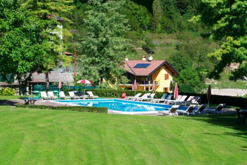 una piscina con tumbonas y una casa en Club Hotel Tenno, en Tenno