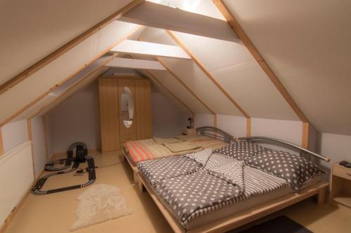 เตียงในห้องที่ Ferienhaus Stolz
