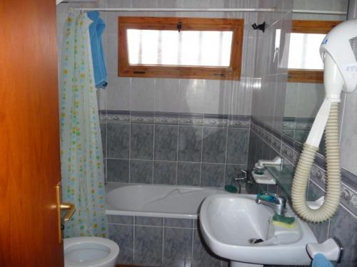 ein Badezimmer mit Badewanne, Waschbecken und Toilette in der Unterkunft Nice apartment on Las Americas Beach in Playa de las Americas