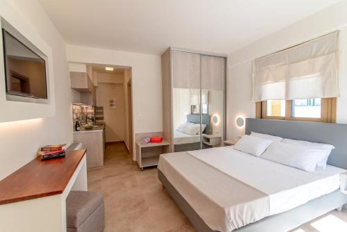 ein Schlafzimmer mit einem großen weißen Bett in einem Zimmer in der Unterkunft Melydron Apartments in Preveza